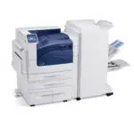 Imprimante graphique couleur Phaser 7800 de Xerox, conçue pour les arts graphiques et les environnements d'impression exigeants, équipée d'un module de de finition, affichée par Xerox D&O Partners.