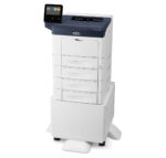 Imprimante laser monochrome Xerox VersaLink B400 équipée de plusieurs bacs à papier supplémentaires et d'un support sur roulettes, destinée aux tâches d'impression quotidiennes en entreprise, disponible chez Xerox D&O Partners.