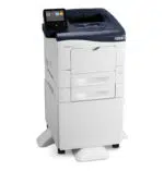 Imprimante couleur Xerox VersaLink C400 équipée d'un tiroir supplémentaire sur socle, conçue pour optimiser la productivité avec des fonctionnalités de connectivité avancées, proposée par Xerox D&O Partners pour les environnements de bureau modernes.