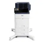 Imprimante laser couleur Xerox VersaLink C600V sur un support à roulettes, avec bacs à papier et module répartiteur de travaux, représentant une solution d'impression de bureau performante de Xerox D&O Partners.