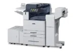 Imprimante multifonction couleur série AltaLink C8100 de Xerox équipée d'une unité de finition et d'un bac à papier haute capacité, conçue pour répondre aux besoins complexes d'impression, de copie et de numérisation dans un environnement professionnel, proposée par Xerox D&O Partners.