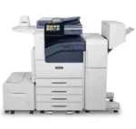 Imprimante couleur multifonction Xerox VersaLink C7100 équipée d'une alimentation papier haute capacité et d'un module de finition, illustrant une solution d'impression complète pour les besoins d'affaires modernes, offerte par Xerox D&O Partners.