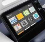 Ecran tactile en gros plan de l'imprimante couleur multifonction Xerox Versalink C7100 , affichant des icônes interactives pour des fonctions telles que la copie, l'email, le fax et plus encore, illustrant l'interface utilisateur intuitive et la technologie de pointe de Xerox.