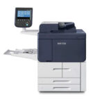 Een Xerox PrimeLink B9100 productieprinter met een geavanceerde bedieningsinterface en meerdere papierladen, perfect voor high-volume printomgevingen.