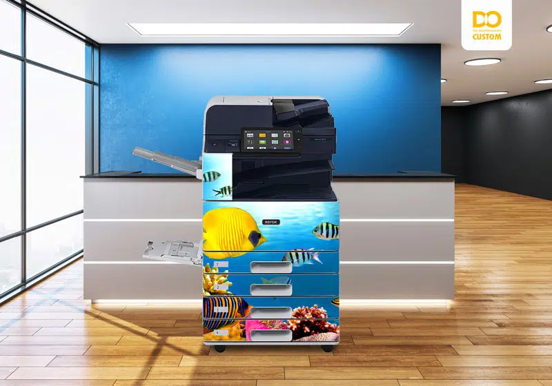 Copieur Xerox personnalisé avec affichage poissons tropicaux, illustrant le service de personnalisation sur mesure de D&O Partners.