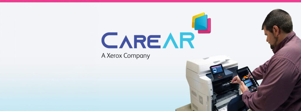 Een service technicus werkt aan een Xerox printer met behulp van CareAR, een Xerox bedrijf, getoond door het logo in de afbeelding. Dit beeld illustreert de integratie van augmented reality in klantenservice en onderhoud voor een betere supportervaring.
