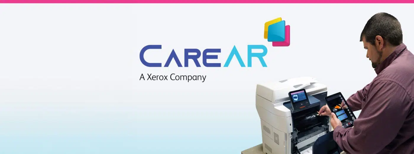 Een service technicus werkt aan een Xerox printer met behulp van CareAR, een Xerox bedrijf, getoond door het logo in de afbeelding. Dit beeld illustreert de integratie van augmented reality in klantenservice en onderhoud voor een betere supportervaring.