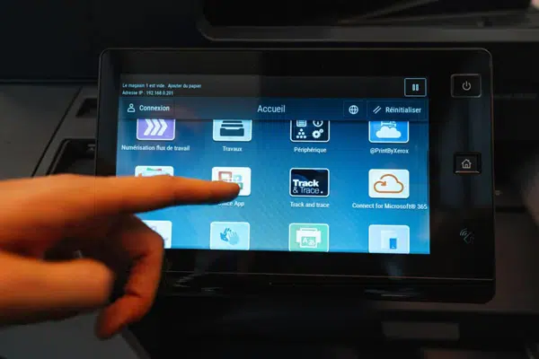 Présentation de l'interface tactile d'une imprimante Xerox équipée d'applications personnalisées, développées par Xerox et proposées par D&O Partners.