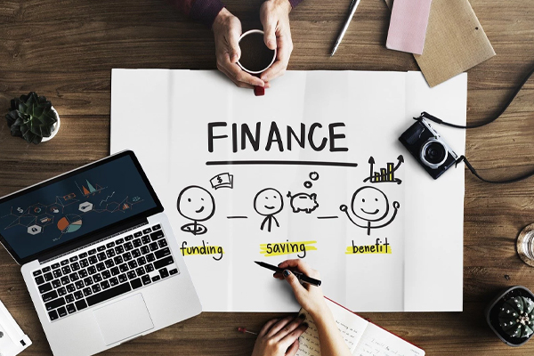 Réunion d'équipe sur la planification financière avec un schéma illustratif incluant les concepts de financement, d'économie et de bénéfice, reflétant les services financiers innovants de Xerox D&O Partners.
