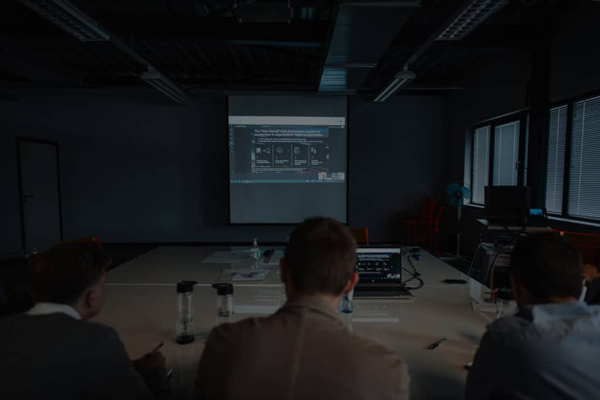 Présentation professionnelle de la solution Workflow Central de Xerox projetée sur grand écran en salle de conférence chez D&O Partners.