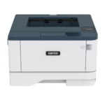 De Xerox B310 printer, een compacte monochrome laserprinter met een strak design in wit en donkerblauw. Deze printer is voorzien van een voorlader voor papier en eenvoudige bedieningsknoppen, perfect voor efficiënte en betrouwbare dagelijkse afdruktaken in kleine kantoren of thuiskantoren.