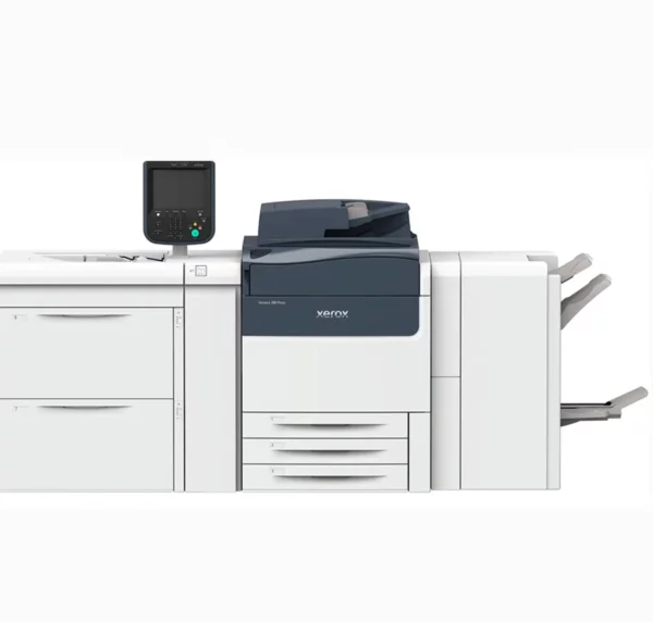 Xerox Versant 280, een veelzijdige kleur digitale drukpers met een compact en functioneel design, voorzien van een kleurentouchscreen bedieningspaneel en diverse papierladen. Geschikt voor het produceren van hoge kwaliteit printwerk, zoals marketingmateriaal en zakelijk drukwerk, met een gestroomlijnde witte en donkerblauwe afwerking.
