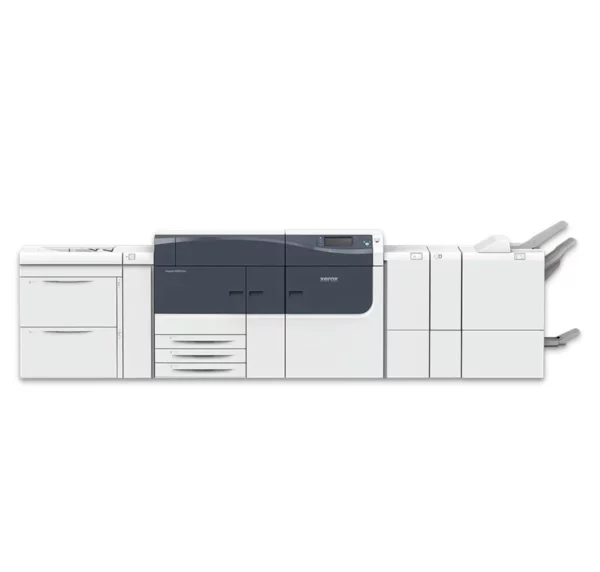 De Xerox Versant 4100, een geavanceerde en geautomatiseerde digitale drukpers. Deze robuuste machine is ontworpen voor hoge productiviteit en precisie, met een gestroomlijnde witte en blauwe kleurstelling, en is uitgerust met meerdere papierladen en afwerkingsopties voor professionele printbehoeften.