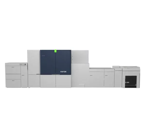 Grootformaat Xerox Baltoro HF inkjet drukpers, een high-end productiemachine ontworpen voor massaprinttaken. De afbeelding toont de uitgebreide opstelling van de drukpers met meerdere compartimenten en de geavanceerde interface, wat de machine geschikt maakt voor groot volume en hoge snelheid printopdrachten in commerciële drukkerijen en printcentra.