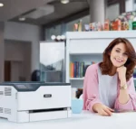 Imprimante couleur Xerox C230 dans un cadre de bureau lumineux, produit fourni par D&O Partners, démontrant la convivialité et l'efficacité de l'appareil dans un environnement de travail contemporain.