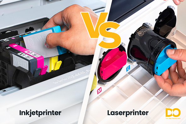 Een vergelijkende visual met een 'Inkjet printer versus Laser printer' thema voor het artikel 'Welke printer past het beste bij jouw bedrijf?'. Aan de linkerkant is een hand die een kleurrijke inkjet cartridge plaatst in een inkjet printer, en aan de rechterkant een hand die een tonercartridge vervangt in een laserprinter, beide afgebeeld tegen een witte achtergrond met het logo van D&O Partners in de hoek.