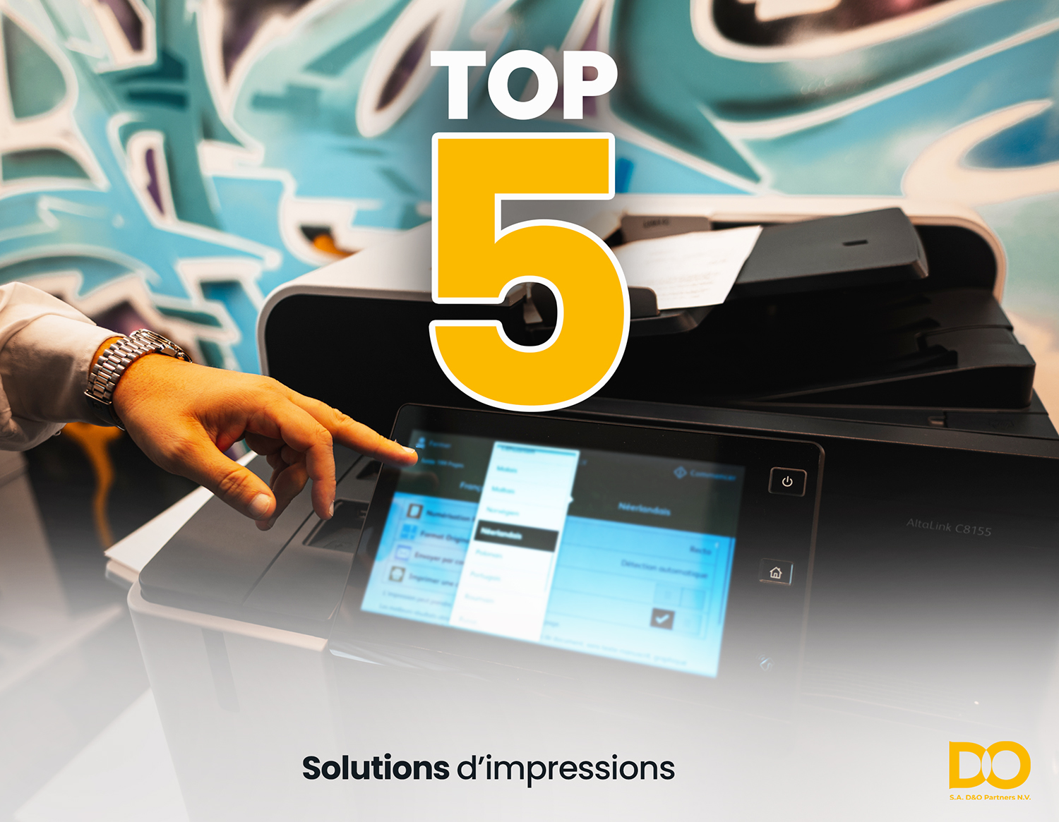 Une main pointant sur l'écran tactile d'une imprimante Xerox AltaLink C8155 invitant à découvrir les 5 astuces essentielles pour maximiser l’efficacité des imprimantes au quotidien.