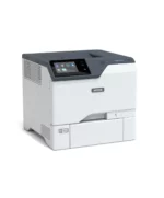 Xerox VersaLink C620 desktop printer. De printer heeft een prominent kleurentouchscreen voor eenvoudige bediening en is een krachtige tool voor elke werkomgeving, met een gestroomlijnde witte behuizing en duidelijk zichtbare papierlade en bedieningselementen.
