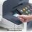 Gros plan d’une personne utilisant une carte de sécurité sur une imprimante Xerox avec l’interface Xerox Workplace Cloud pour une impression sécurisée.