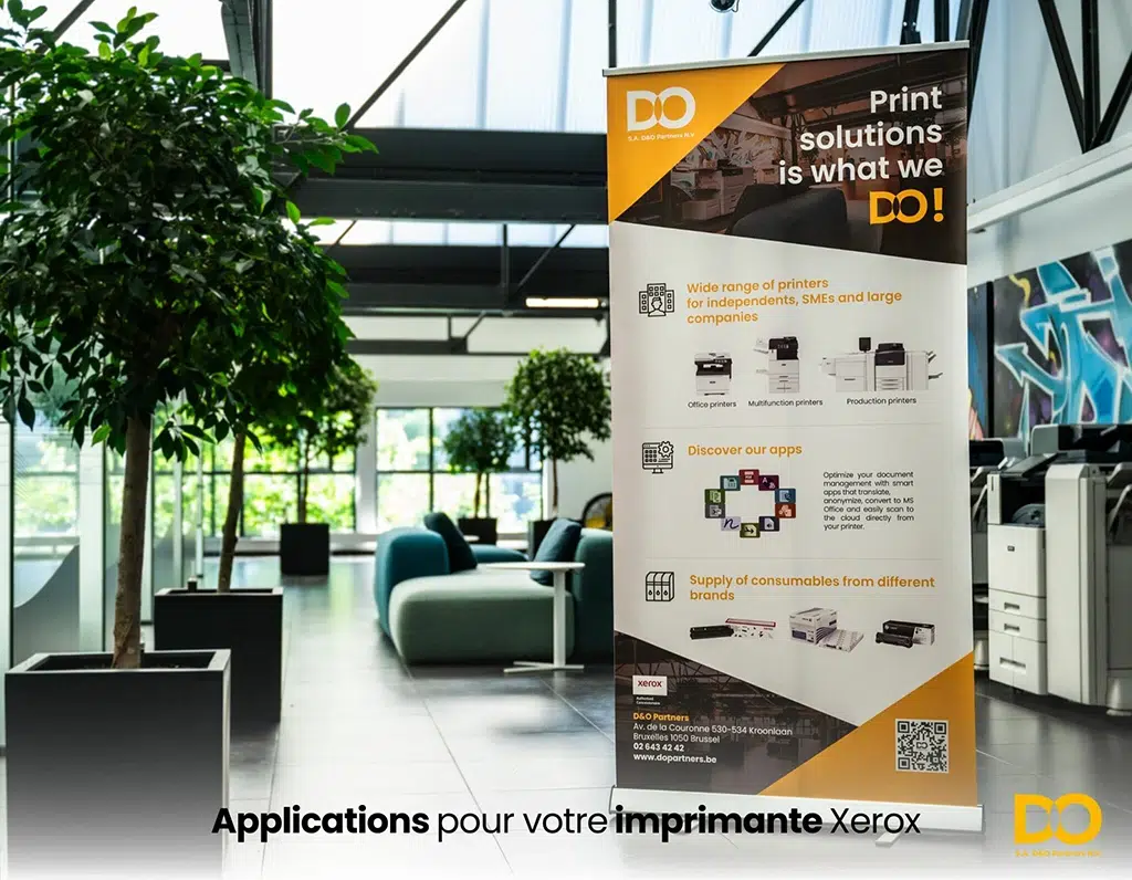 Bannière promotionnelle de DO Partners dans un bureau moderne, présentant des solutions d’impression, des applications pour imprimantes Xerox et des consommables de différentes marques.