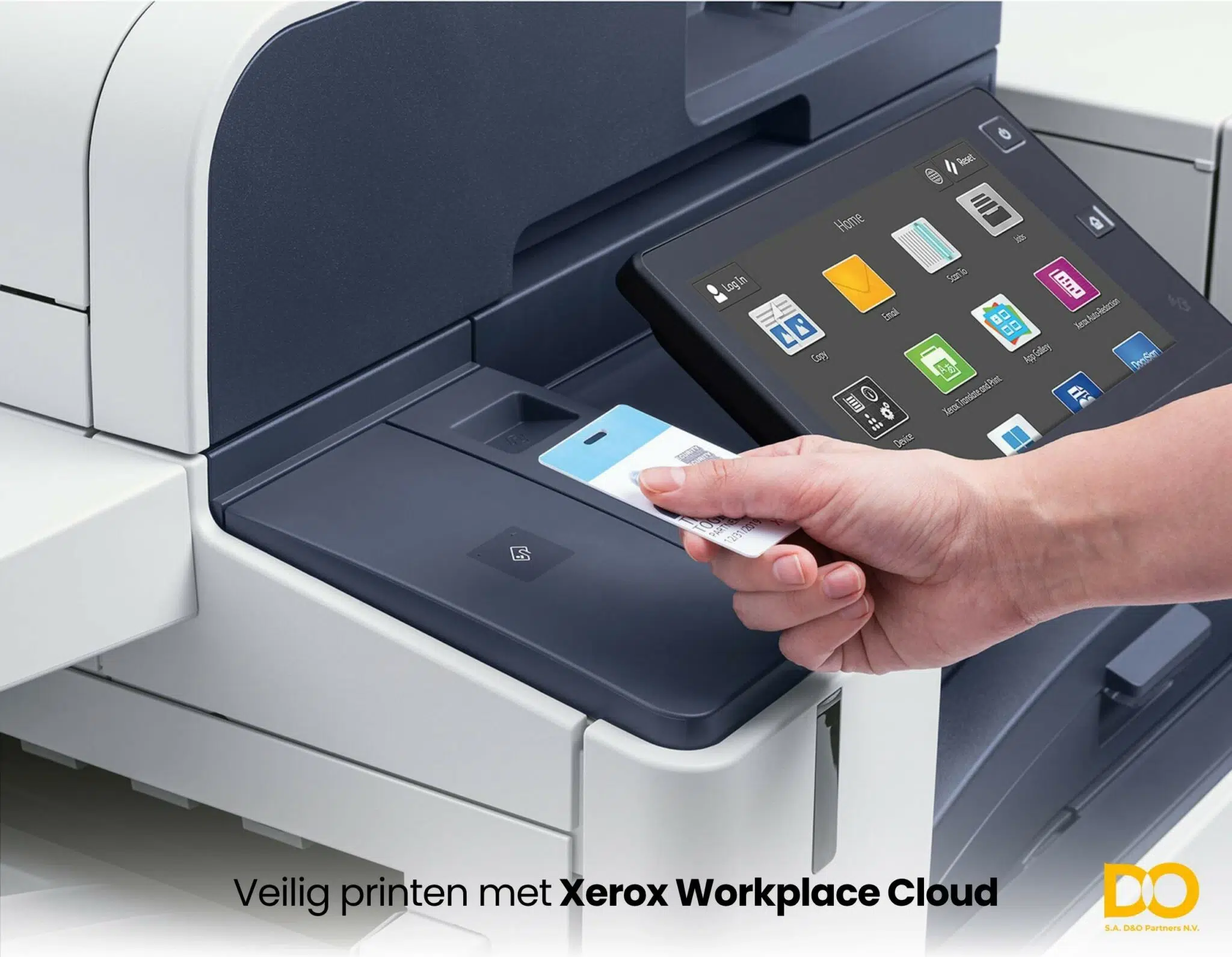 Close-up van een persoon die een beveiligingskaart gebruikt op een Xerox-printer met Xerox Workplace Cloud-interface voor veilig printen.