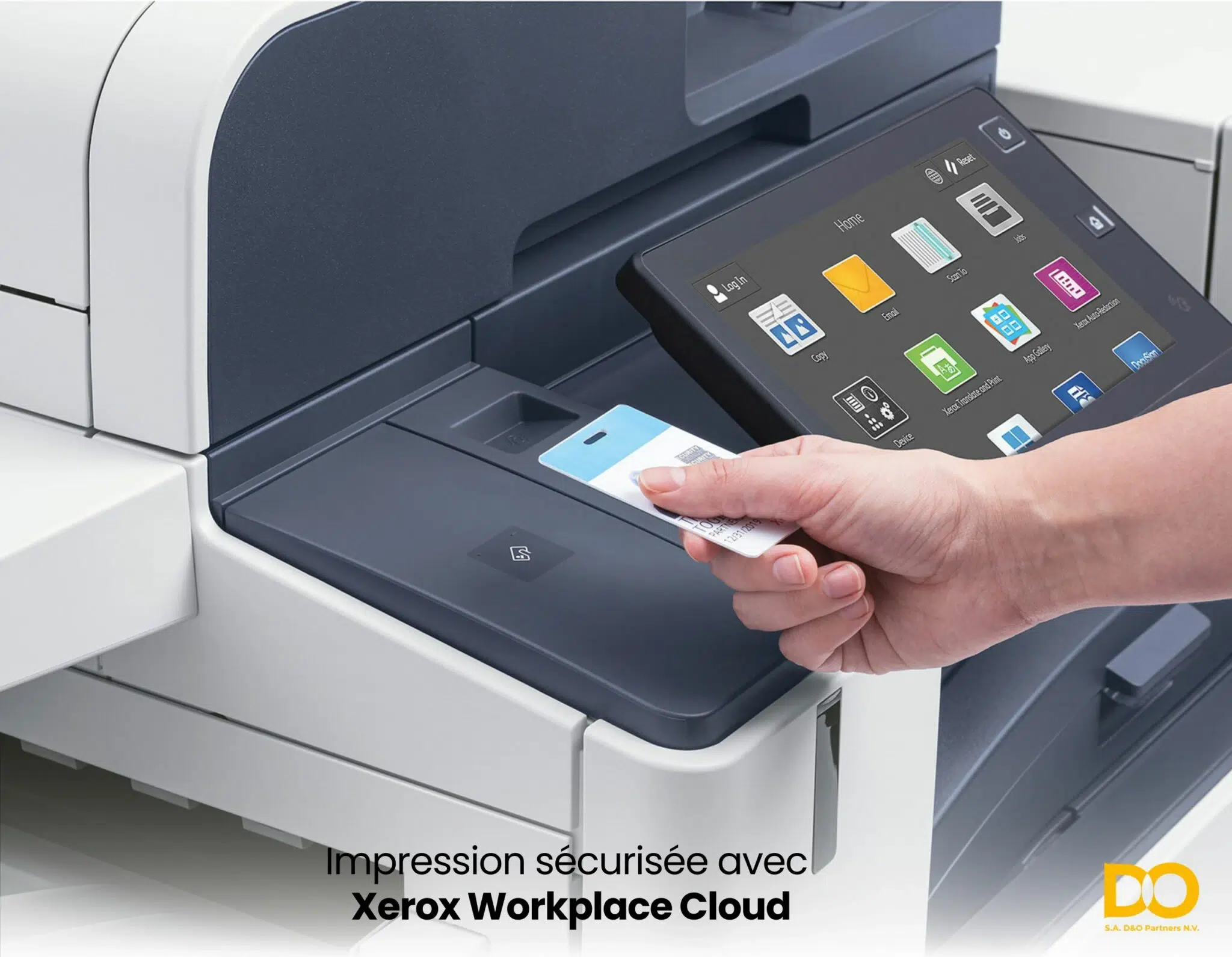Gros plan d’une personne utilisant une carte de sécurité sur une imprimante Xerox avec l’interface Xerox Workplace Cloud pour une impression sécurisée.