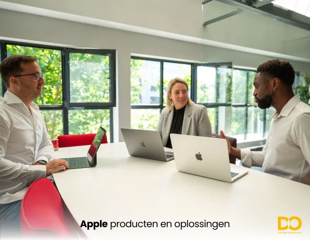 Team overleg met gehuurde Apple-apparatuur