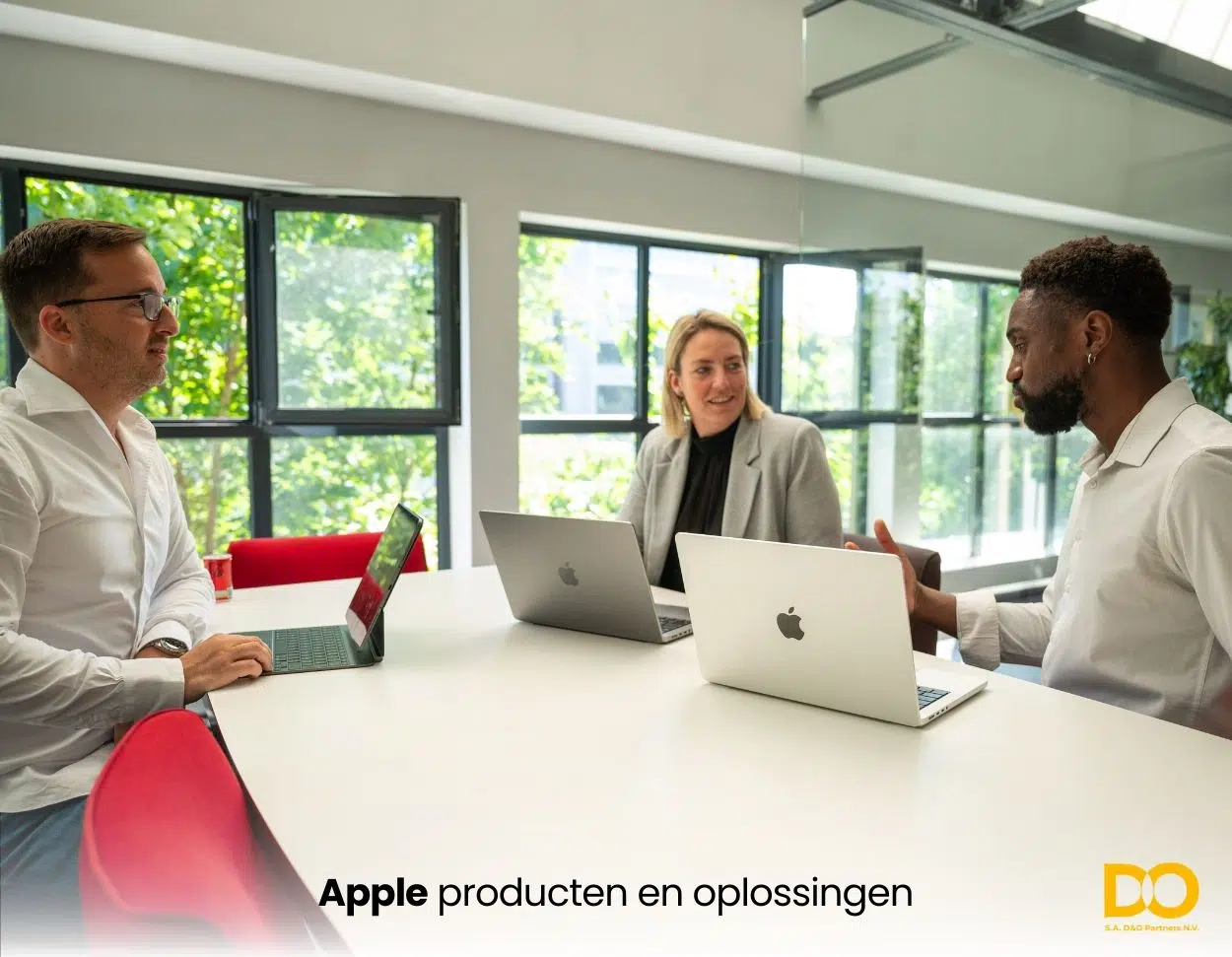 Team overleg met gehuurde Apple-apparatuur