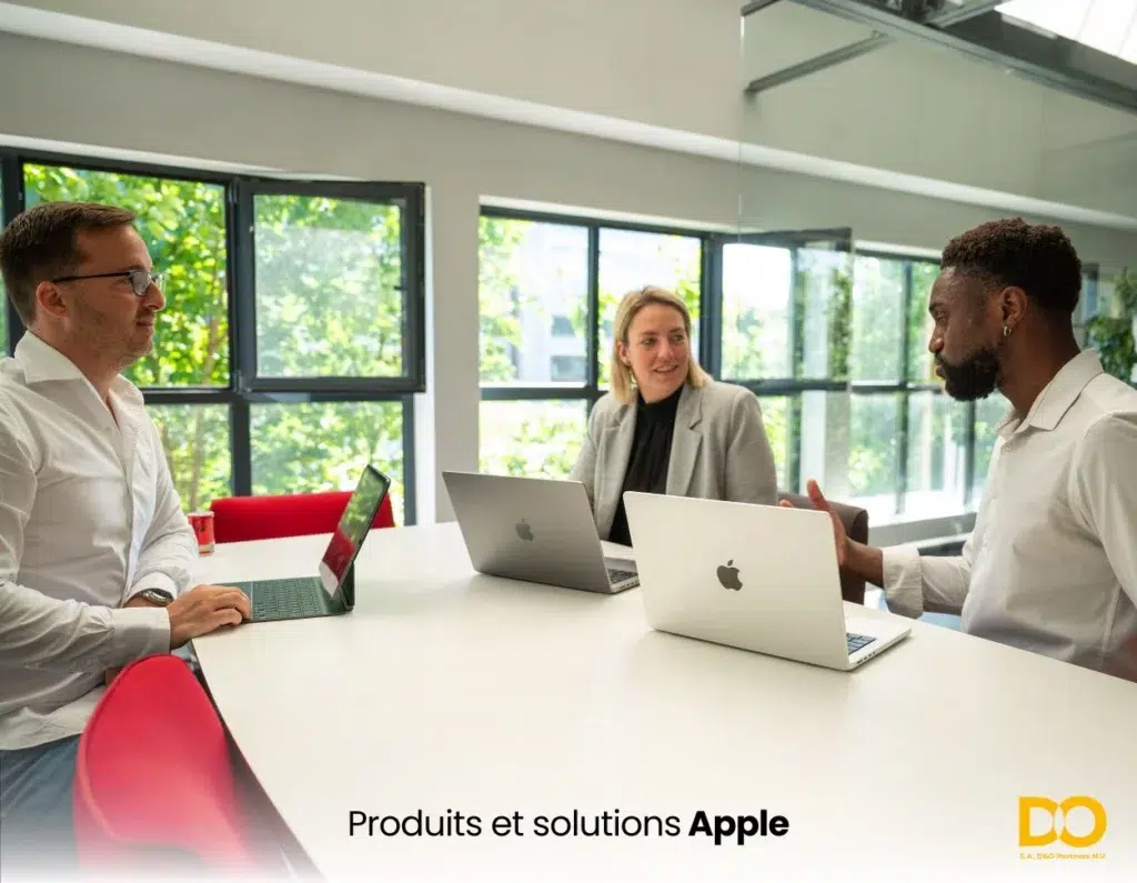 Équipe en réunion avec matériel Apple loué