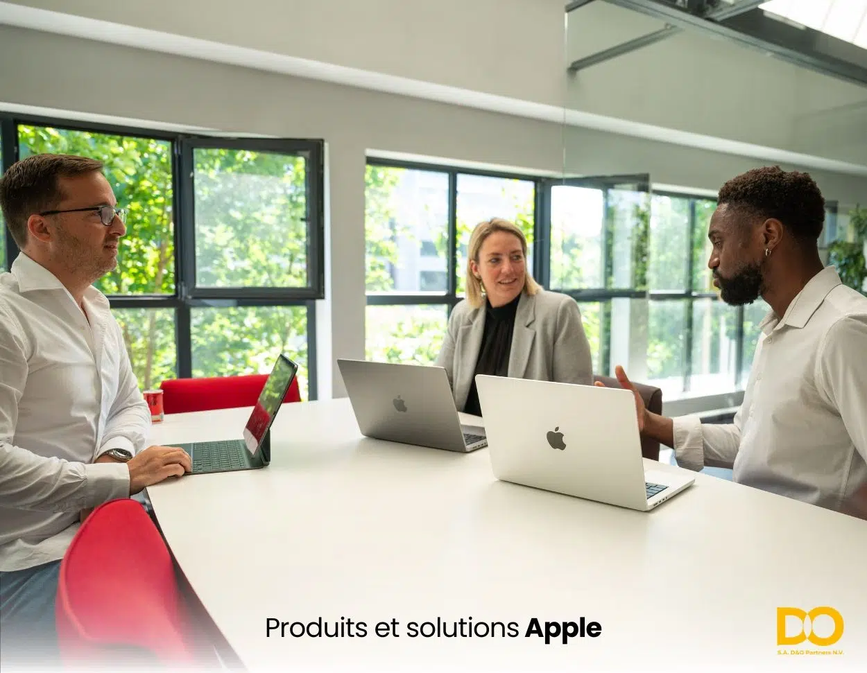 Équipe en réunion avec matériel Apple loué